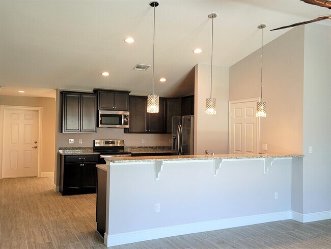 Building Photo - 459 SW Paar Dr