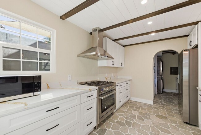 Building Photo - 3608 Wilshire Terrace