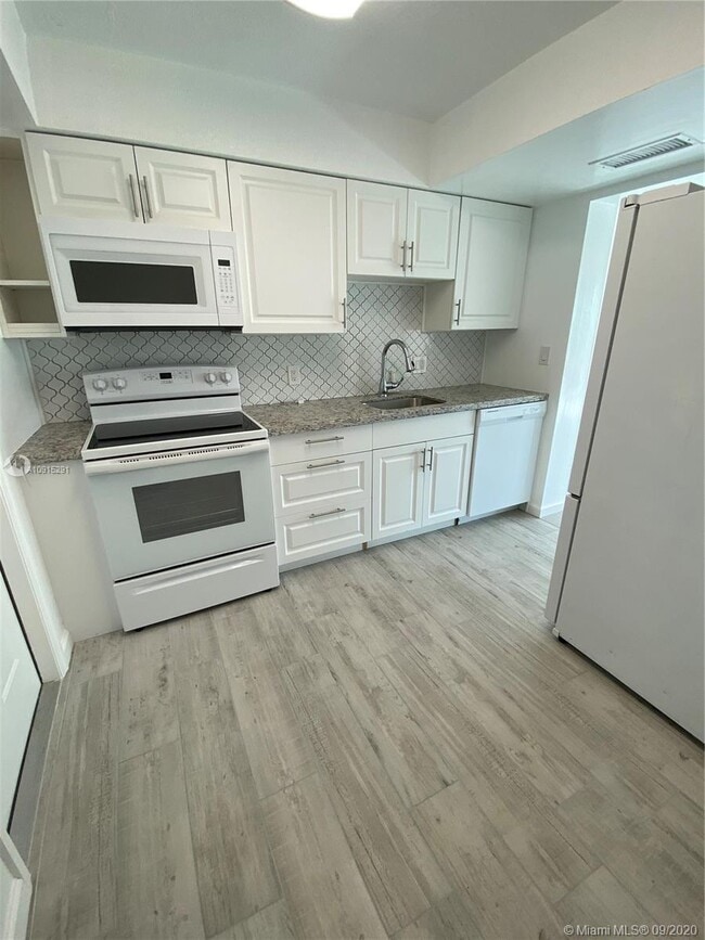 Building Photo - 9971 W Bay Harbor Dr