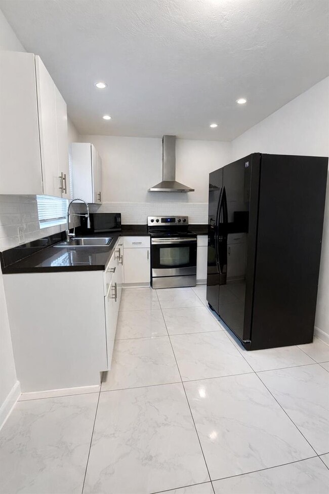 Building Photo - $2,450 1942 Funston Street #1-5