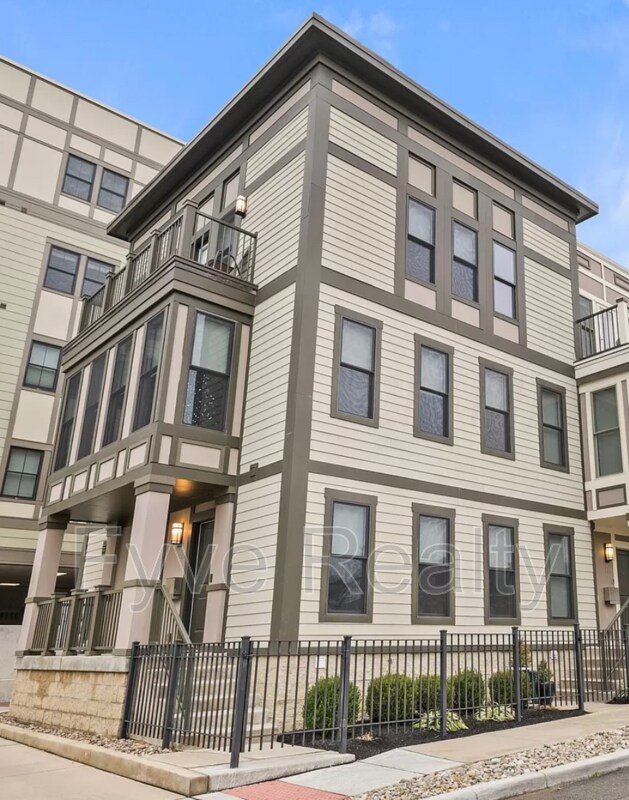 Primary Photo - 126 E Greenwood Ave