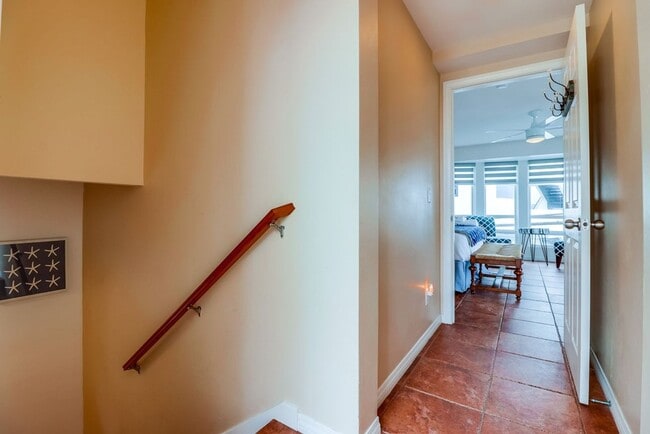 Building Photo - Private Rooftop Deck South Mission Beach