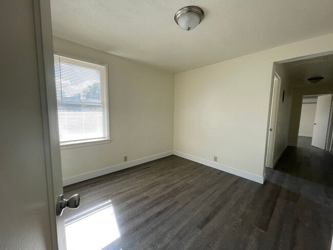 Building Photo - 3 bedroom 1 1/2 bath newly remodeled Roseb...