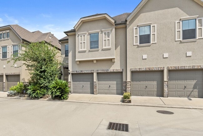 Building Photo - Stylish 3-Story Townhome with Covered Outd...