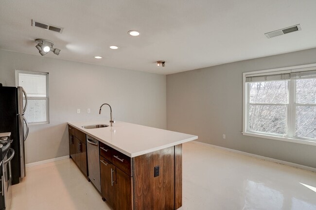 Building Photo - 2450 Ashdale Dr