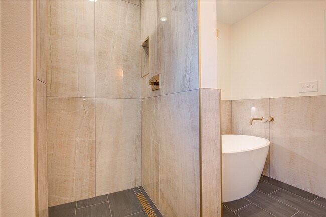 Building Photo - 2208 Blodgett St