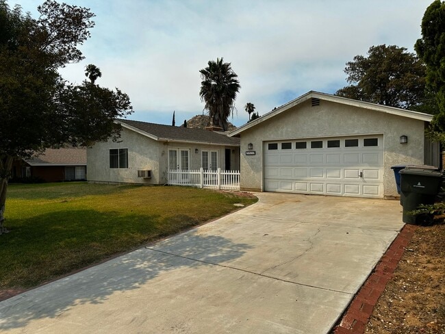 Building Photo - Riverside Home For Rent- 3 bedrooms!