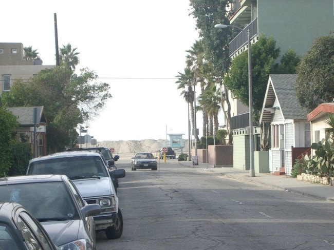 View from property towards beach, 1/2 block - 33 S Venice Blvd