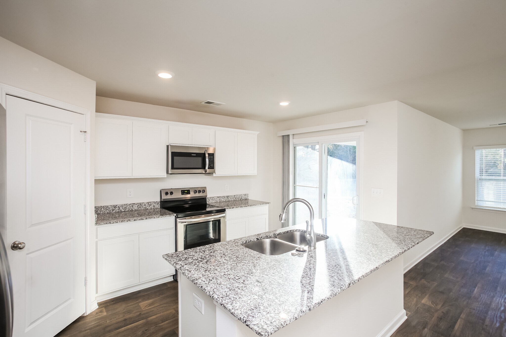 Building Photo - 1217 Lakeshore Dr