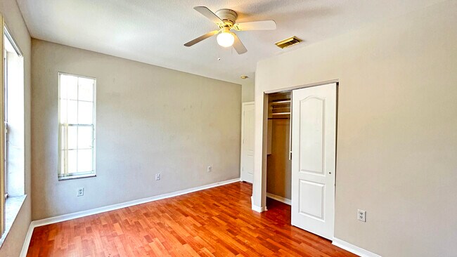 Building Photo - 116 SW Peacock Blvd