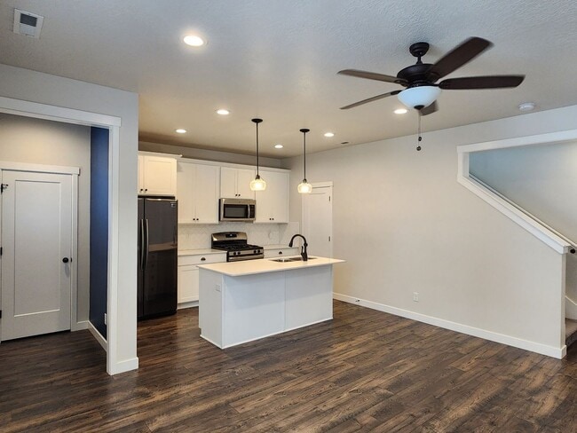 Building Photo - Great 3 Bd 2 Ba Townhome 2 Car Garage
