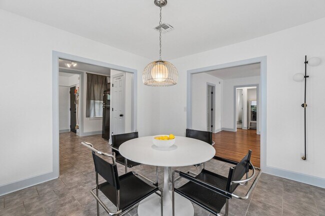 Building Photo - Charming 3-Bedroom Home with Modern Finishes and Inviting Patio!