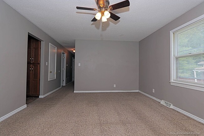 Building Photo - House Close To Campus!