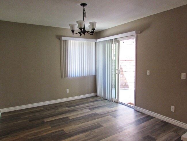 Building Photo - Gorgeous Private  Townhome on Cul-de-Sac--...