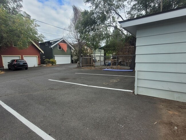 Building Photo - 824 NE 4th St