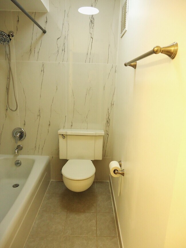 Building Photo - 2818 Dundee Rd