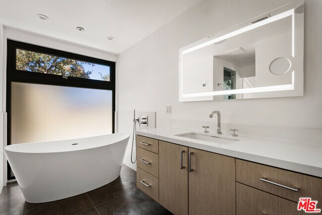 Building Photo - 2425 Rinconia Dr