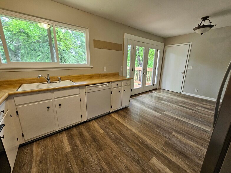 Building Photo - 103 Cedarwood Ct
