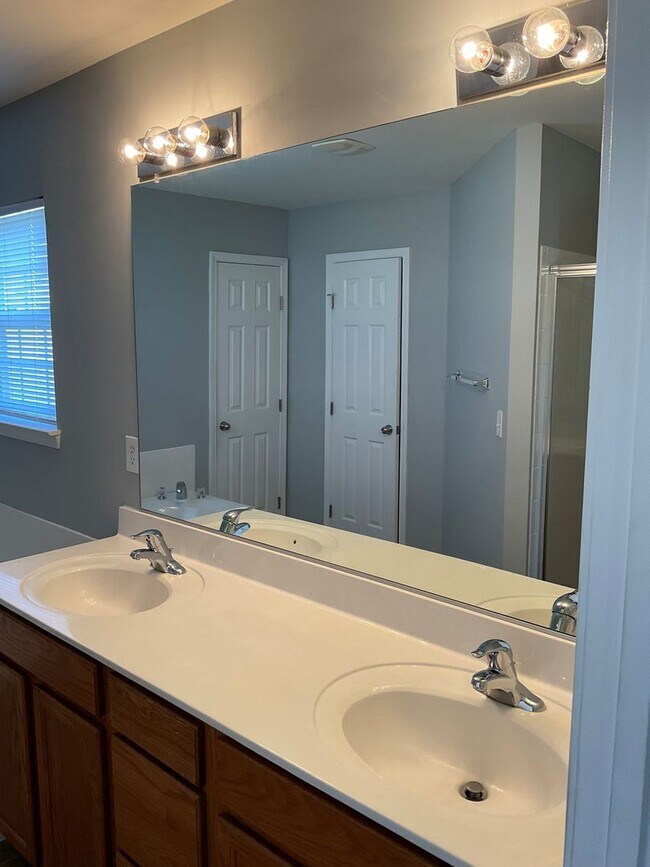Building Photo - Beautiful 4BR Home In Bethesda Oaks !