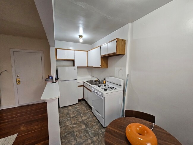 Building Photo - 644 W Wrightwood Ave