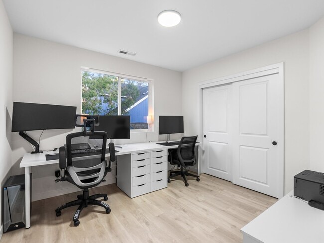 Building Photo - Light-Filled w/ Modern Finishes - 3?Bed / ...