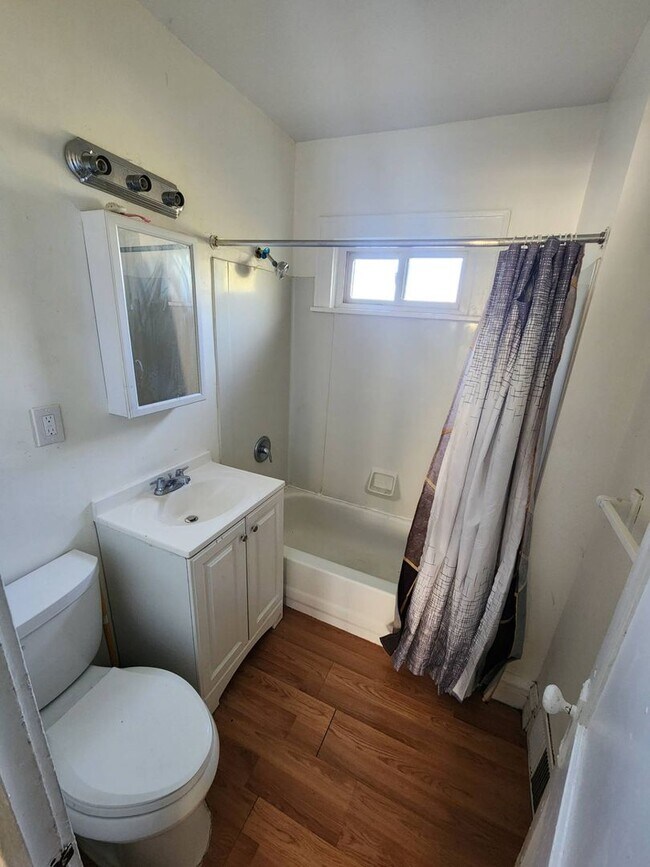 Building Photo - 13617 Glenside Rd