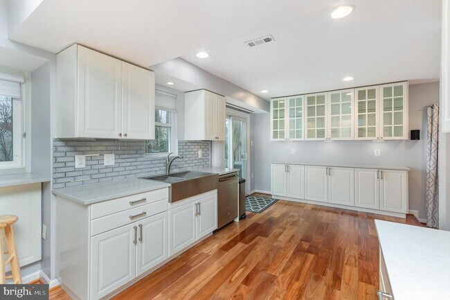 Building Photo - 15090 Holleyside Dr