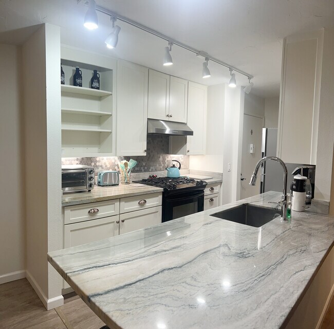 Building Photo - 1615 Hotel Cir S