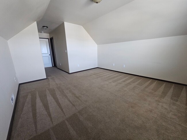 Building Photo - Spacious Home!