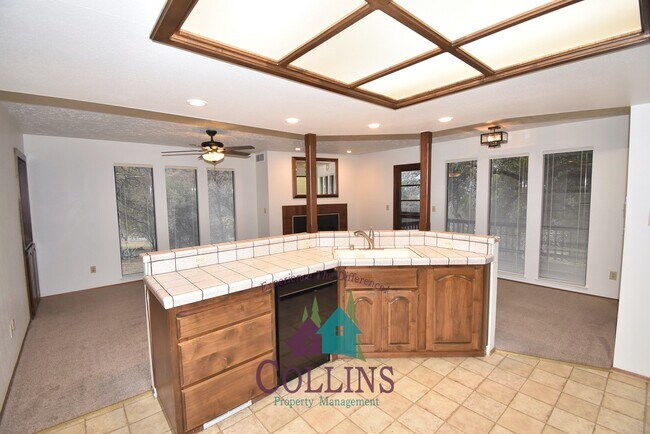 Building Photo - 2045 Ross Dr