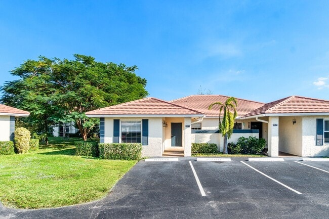 Building Photo - 9977 Three Lakes Cir