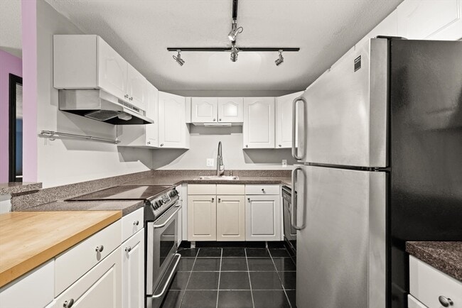 Building Photo - 685 Oak St