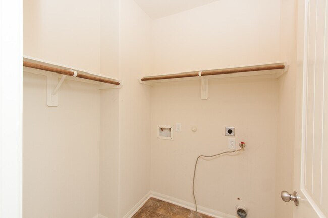 Building Photo - 107 Piney Pathway