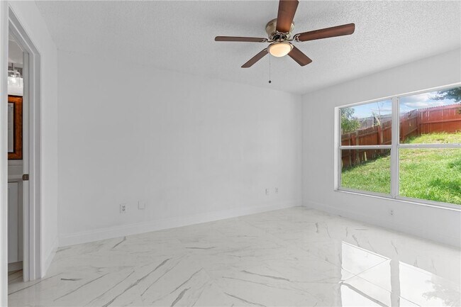 Building Photo - 421 Rollins Dr