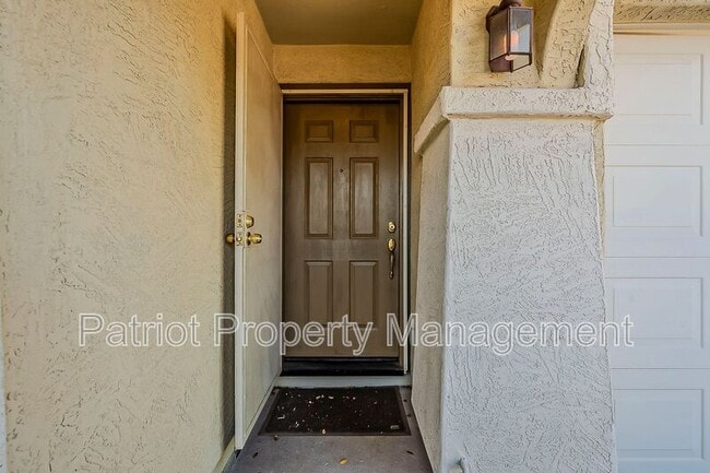 Building Photo - 13930 W Country Gables Dr