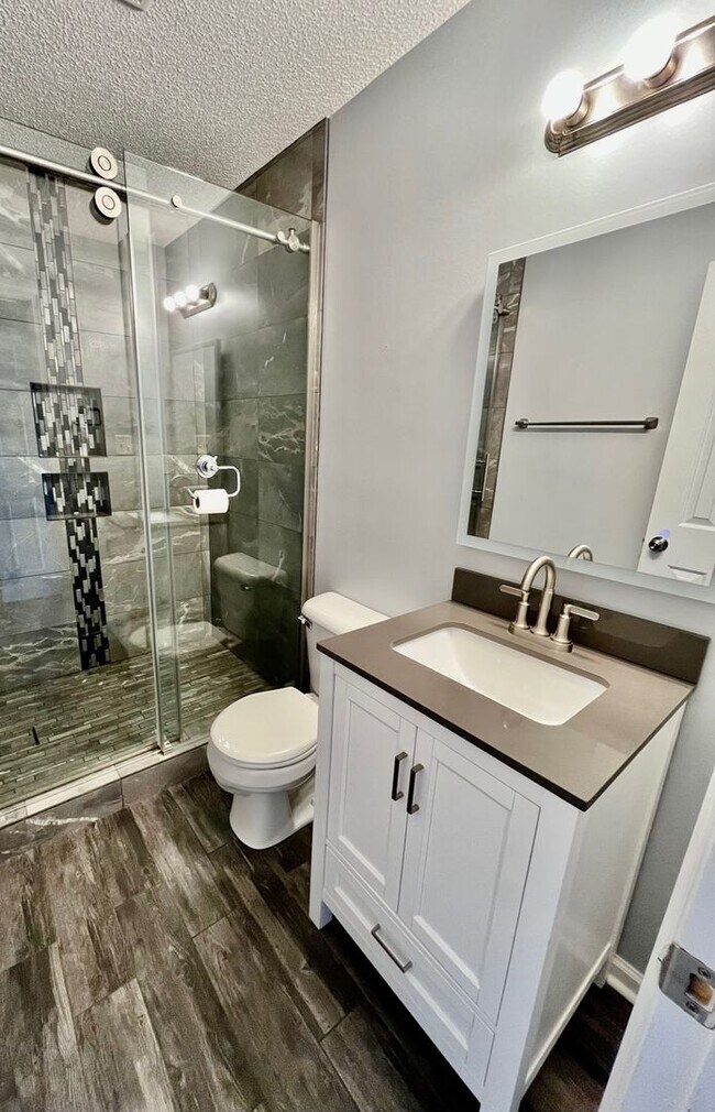 Building Photo - UPDATED Townhome in The GABLES!