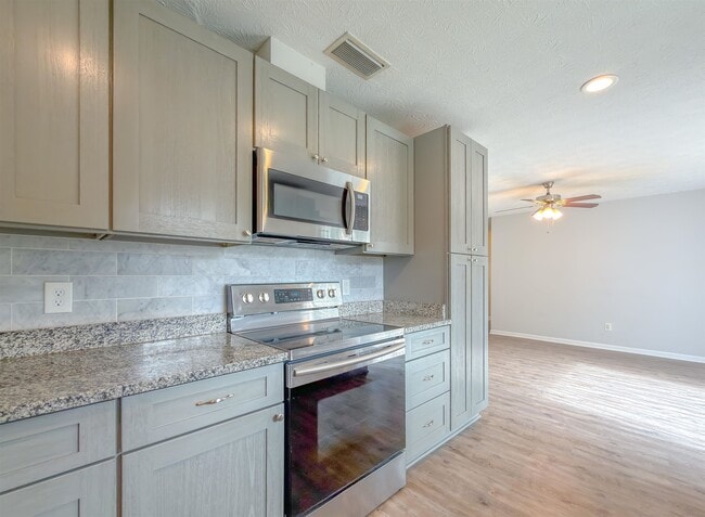 Building Photo - 3235 Springdale Dr