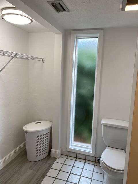 More storage area in bathroom - 830 Pinewood Ct