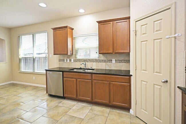 Building Photo - 2231 Hawk Dr