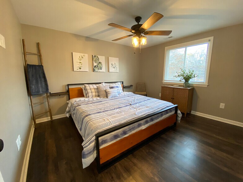 Master bedroom - 11501 Five Cedars Rd