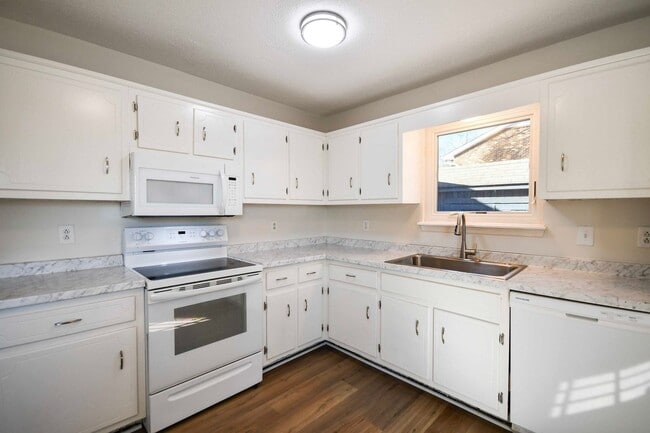 Building Photo - Pet Friendly Three Bedroom!