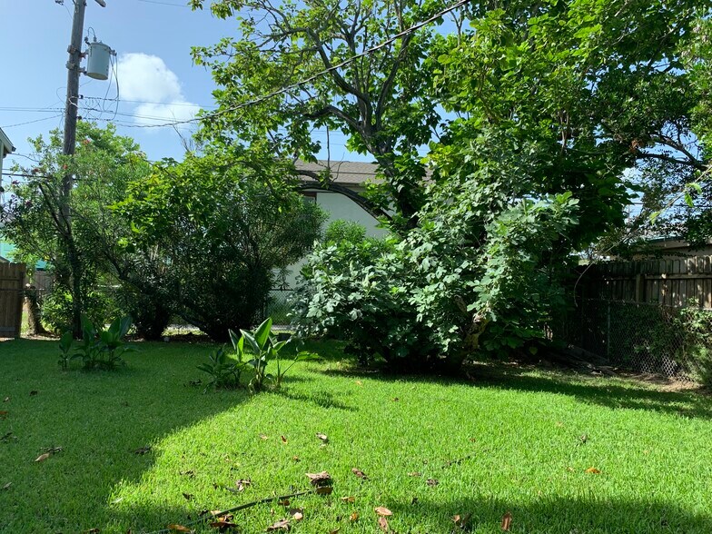 #B. Back yard. 4408 Avenue S 1/2, Galveston, Tx 77550 - 4408 Avenue S 1/2