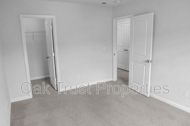 Building Photo - 821 Redbud Ln