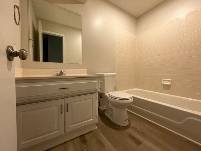 Building Photo - Stunning 4BR 2.5BA w/ Granite Kitchen in South Overland Park