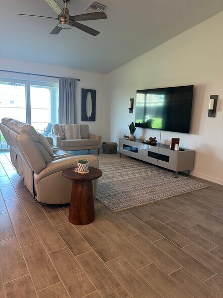 Building Photo - 1614 NE 2nd Pl