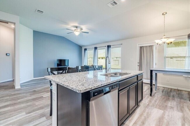 Building Photo - 117 Balsam St