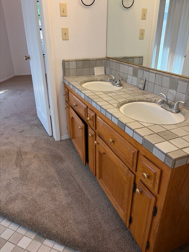 Building Photo - Exceptional 3 bedroom plus Loft or 4th bedroom