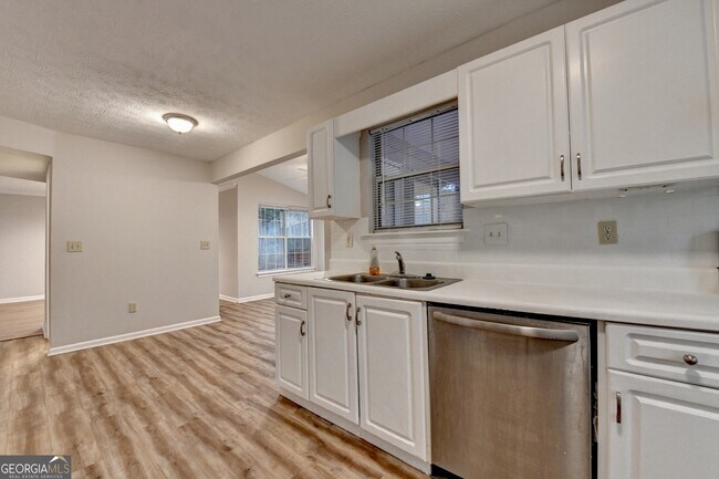 Building Photo - 2115 Glynmoore Dr