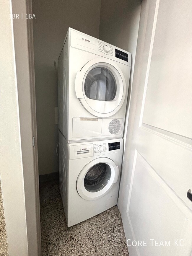 Building Photo - 306 E 12th St