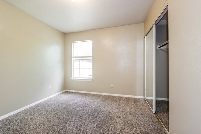 Building Photo - 23 Emery Cliff Pl